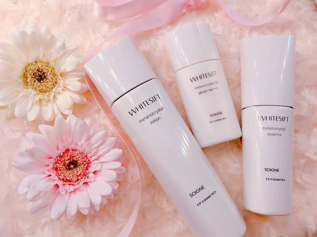 増田愛里菜のインスタグラム：「. おはよう〜🕊💕 . . . @cpcosmetics_official から発売してる美白シリーズが、今回リニューアルしたよ💐 . . もう待ちに待ってやっと❣️ 2月14日のバレンタインデーに発売したの💝✨ . . . 普段みんなも使ってるスマホ(#ブルーライト )の影響でもお肌がくすんでしまう事にビックリし。。。🤯🤯🤯 . . . でも！ リニューアルした商品は2週間使ったら絶対『白くなった？』って聞かれるほど効果がすごいみたい🥺✨✨✨ . 楽しみ〜〜🥰😍😘 . . . 去年、たくさん日焼けしてしまって後悔した夏😭👙🏖☀️💦 . この美白シリーズ使ってお肌真っ白にする🧖‍♀️💗 . . . #mercipico #メルシーピコ #メルピコ #メルピコファミリー #舞浜 #ディズニー #cpコスメティクス #ソワーニュ #ホワイトシフト #美白 #美白化粧水 #美白美容液 #潤い #美肌 #ブルーライトカット」