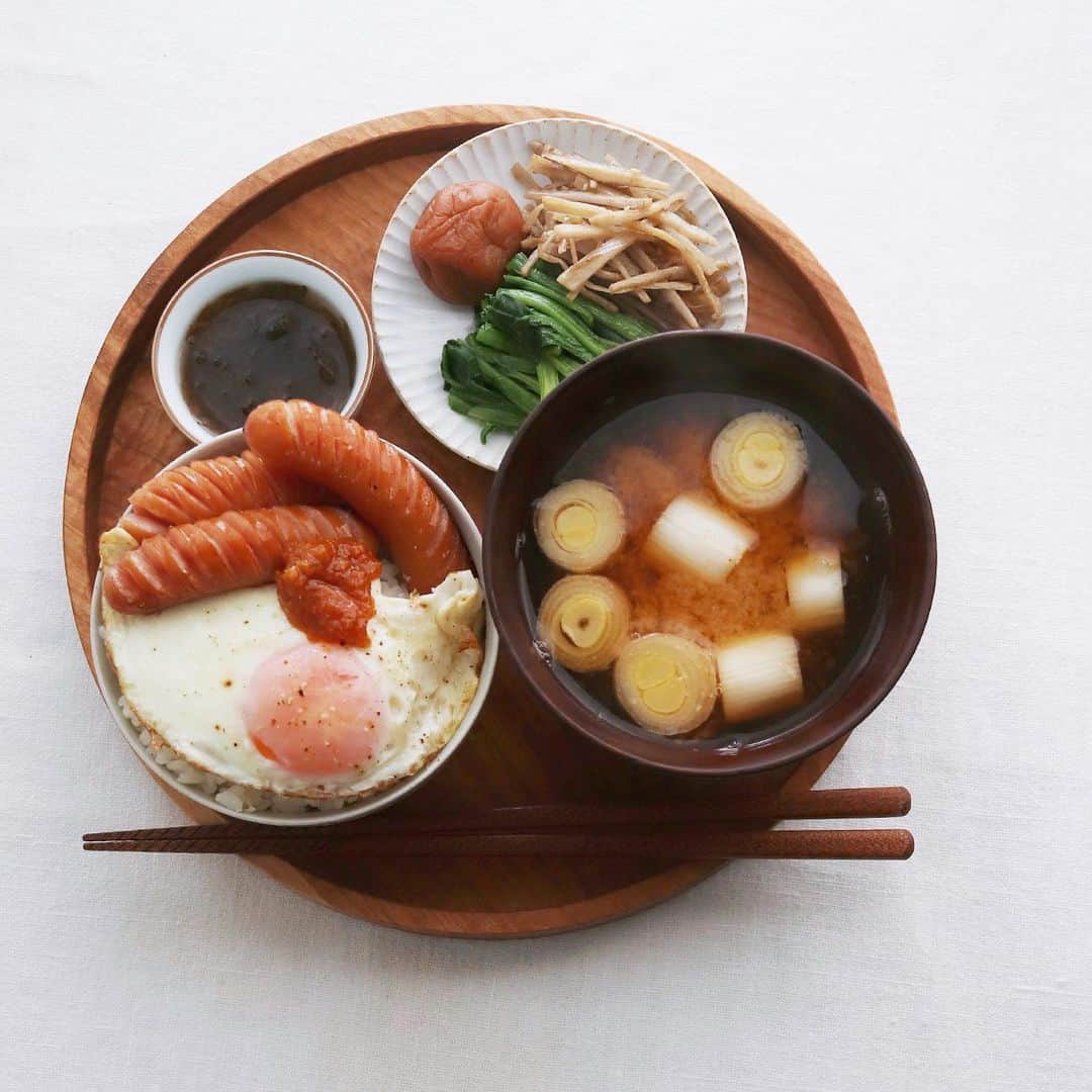 のインスタグラム：「Today's breakfast . 朝食の定番のっけご飯 目玉焼きウインナーと、 ほうれんそうのお浸し、 きんぴらごぼう、梅干、 葱の味噌汁、もずく酢。 . . #お盆を新調しました #朝食 #朝ごはん #ごちそうさま #朝定食 #目玉焼き #ウインナー #朝ごはん #のっけごはん #ラブパク #ラブパク食堂 #lovepaku #breakfast #🍳🍳」