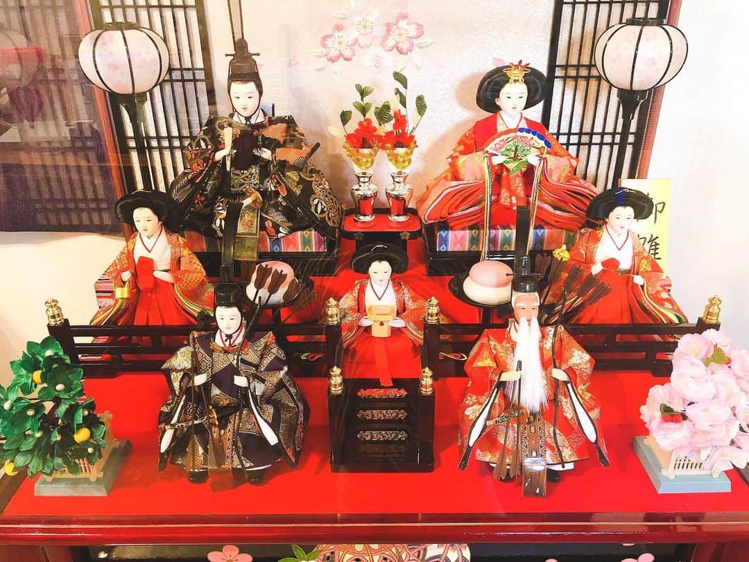 松本亜希のインスタグラム：「お雛様🎎を飾ったよ❣️ じぃじばぁば、ありがとう😆❤️ 今日飾りたかったからやっと出せて嬉しい🎎✨ . #初節句#雛人形#ひなまつり」