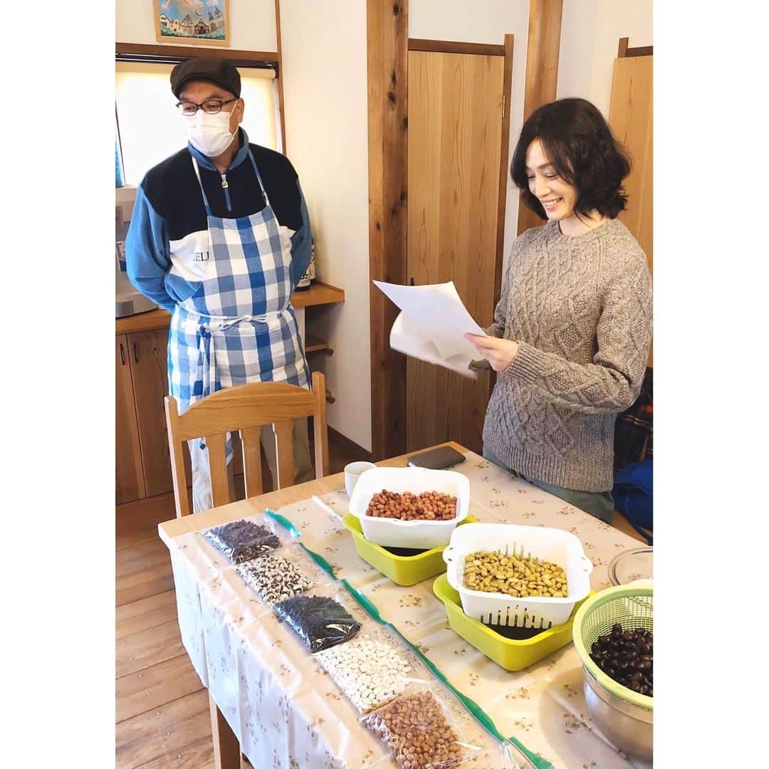 竹中友紀子のインスタグラム：「#発酵旅  那須の烽屋飛火鞍さんにてお味噌づくり。 赤大豆、青大豆、黒空豆で味噌を仕込む予定が、空豆があるなら豆板醤も作れるよね〜と言うことで急遽豆板醤を仕込むことに^ ^ 同じ発酵マイスターでいらっしゃる初めましての蜂巣さんと発酵話で盛り上がり、あれもやりたいこれも試してみたいと醸し妄想が膨らんでおります。 生米麹やいろんな種類のお豆もお譲りしていただいたので、東京でもいろいろ味噌を仕込みたいと思います。」
