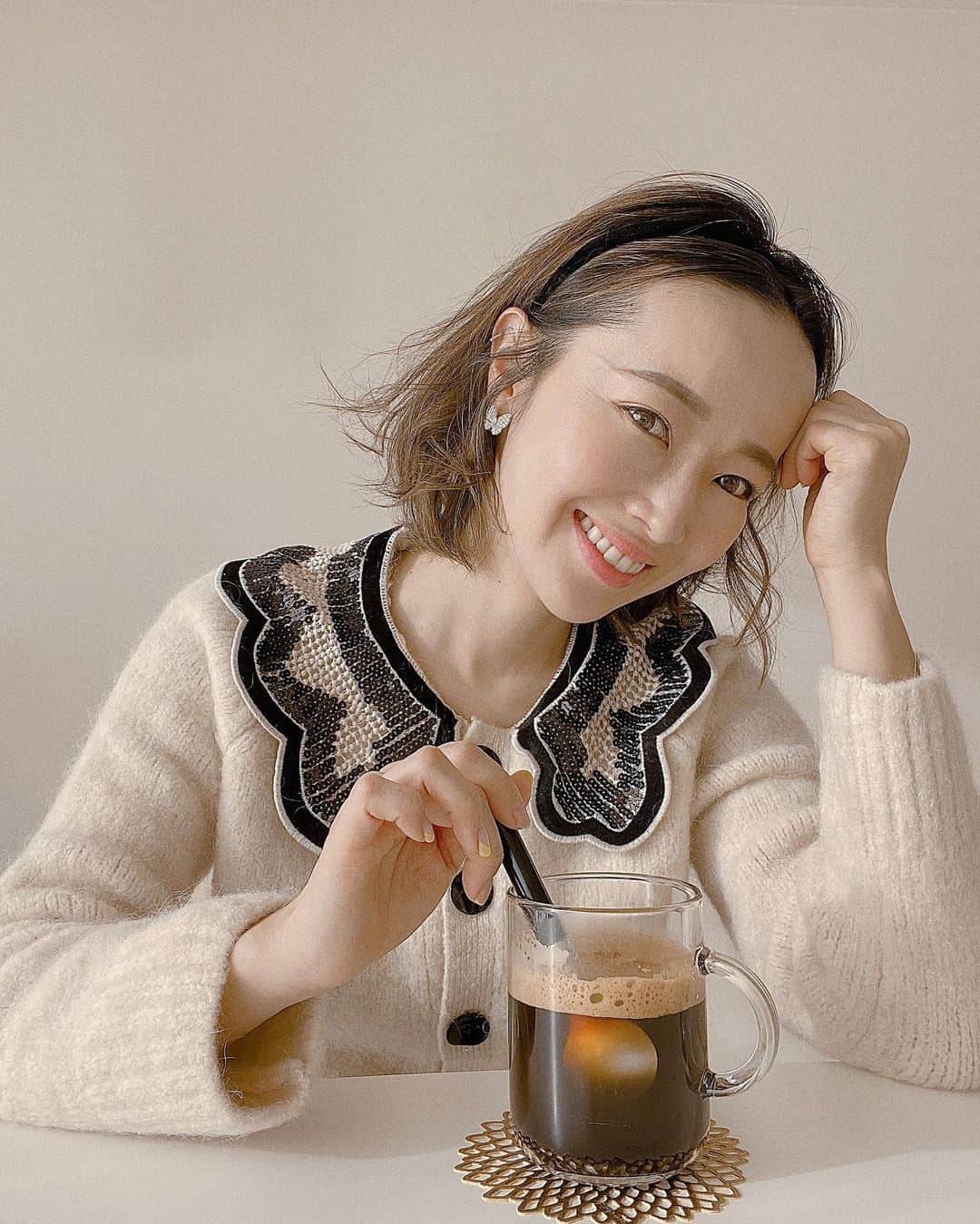のインスタグラム：「自宅でコーヒー☕️🤍 慌ただしい時間にほっとひと息😌﻿ ﻿ 先日 @nespresso.jp のイベントで美味しかったので、早速自宅でもVERTUO (ヴァーチュオ)を。煎りたてのコーヒをカプセルで密閉してあり、香 りも良く味も本当においしく朝から贅沢な気分に☺️✨﻿ ﻿ クレマをスプーンで混ぜ込みながら、コーヒーと クレマを一緒に楽しんでいます❤️ ﻿ #クレマグ #Nespresso #ネスプレッソ#VERTUO #ヴァーチュオ #pr #akiweng #coffeelover #翁安芸」