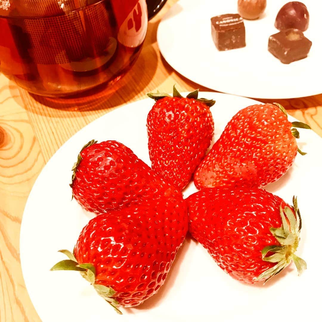 宮崎文子のインスタグラム：「🍀food🍀 #いちごさん  先日、ふるさと納税会(ふる会)をしました🎵  北海道のいくらに 博多の明太子 そして千葉のお肉といちご🍓と  赤い食べ物で日本旅行✈💨 現地で食べたいねなんていいながらするひとときはとてもあったかい時間でした⏰  #赤い食べ物もの投稿シリーズ #あか #おいしい #ふるさと納税 #ふるさと納税者の会 #確定申告しなくては…」