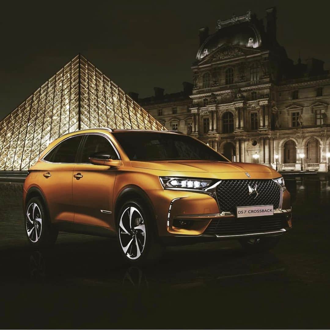 のインスタグラム：「「DS 7 CROSSBACK」は、各分野における真のエキスパートたちによる、精緻を極めた技の集大成によって完成する一台です。 出荷前にはフランス、ミュルーズの拠点で1台1台入念にチェックを加えることで、極めて高い品質を保証しています。  #DSautomobiles #DS7CROSSBACK #SpiritofAvantGarde」