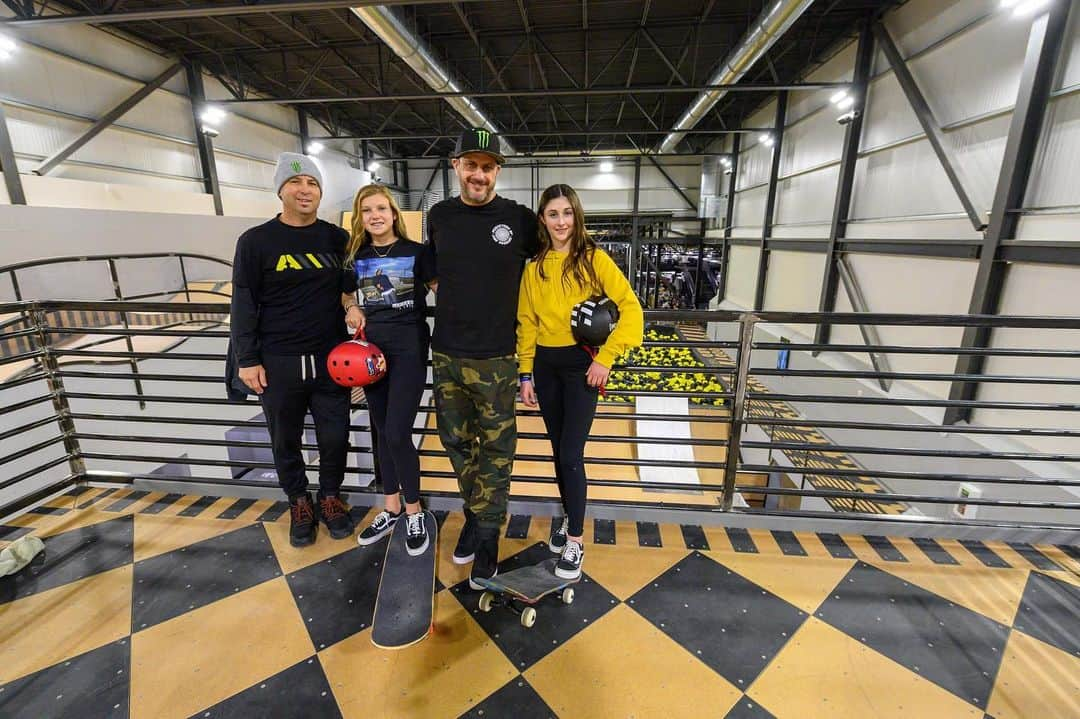 ケン・ブロックさんのインスタグラム写真 - (ケン・ブロックInstagram)「@WoodwardParkCity has been such a rad addition to my hometown - I’ve been taking my kids to shred there pretty often since the place opened a few months ago. So when friends like @JeremyMcGrath and his kids are in town, it’s the perfect spot to bring them… especially with that home turf advantage. Ha. #dadlife #WoodwardParkCity #kingofsupercross」2月19日 9時19分 - kblock43