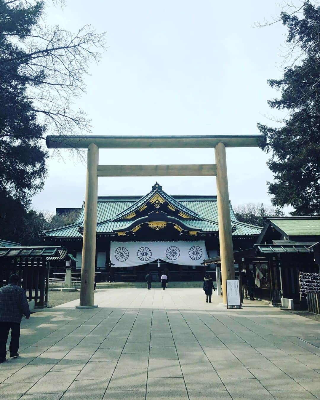 SHOCK EYEさんのインスタグラム写真 - (SHOCK EYEInstagram)「神社を通して知る日本の心、歴史。 理由はわからないけれど、、、 鳥居をくぐり神前に立ったら、泣いてしまった。 : The heart and history of Japan through shrines. I don't know why, but as I passed the torii and stood in front of God, I cried. #Yasukuni Shrine #靖国神社」2月19日 9時21分 - shockeye_official