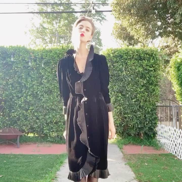 アリソン・ハーバードのインスタグラム：「just added a ton of vintage + new pieces to my shop 💕 link in bio @mellotune_vintage」