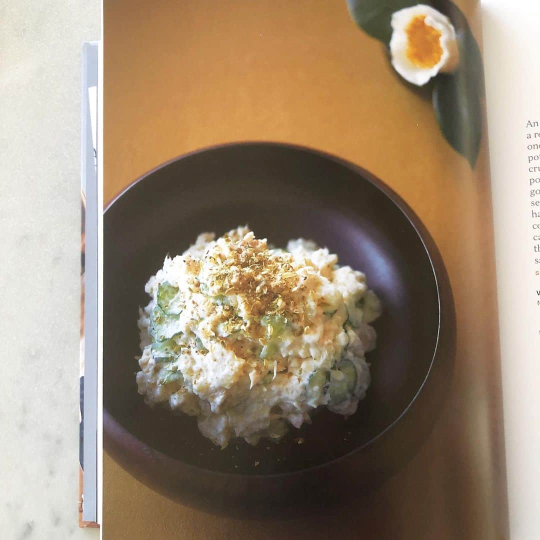 行正り香さんのインスタグラム写真 - (行正り香Instagram)「英語の和食本の本は、家にある器で撮影をしました。一番使ったのは、菱田賢治さんの器。盛り付けたとき、そしてお茶を立てたときに、はじめて完成する。器だけで完成されているのではなく、のせる物に、のせる人に自由を残してくれています。シンプルな柔らかい、どこか新しいフォルムは、飽きることがありません。@kenji.hishida#関西で個展#菱田賢治#行正り香 #rikayukimasa 菱田賢治個展陶と漆展#東大阪市小阪のギャラリー上方銀花#2-28-3/9#根来盆#ギャラリー上方銀花#料理写真は川上輝明さん」2月19日 9時26分 - rikayukimasa