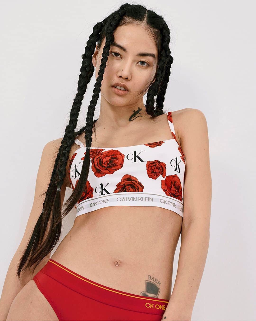 Calvin Kleinさんのインスタグラム写真 - (Calvin KleinInstagram)「Coming up roses 🌹 ⁣  @melovemealot in the latest from our #CKONE collection. ⁣  Show us yours ▷ ⁣  Tap to shop: CK ONE Unlined Bralette [EU] CK ONE Bikini [US, EU]」2月19日 9時35分 - calvinklein