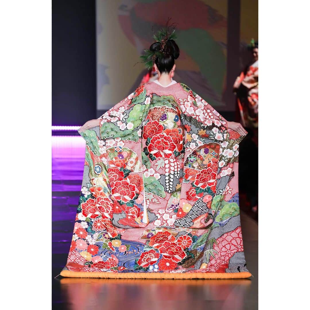 大塚まゆりさんのインスタグラム写真 - (大塚まゆりInstagram)「「55th Yumi Katsura Grand Collection in Tokyo "Brilliant White Debut"」 今年も桂由美さんのshowに出る事ができて幸せでした^_^ 楽しかった〜🎉 #model #yumikatsura #桂由美 #weddingshow #wedding #show #hairstyle #makeup #着物ヘア #着物モデル #着物姿 #hairmake #桂由美和装」2月19日 9時38分 - mayubaro