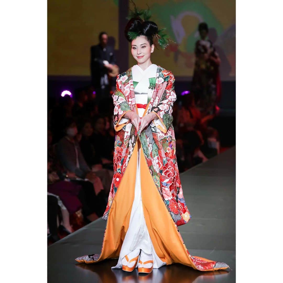 大塚まゆりのインスタグラム：「「55th Yumi Katsura Grand Collection in Tokyo "Brilliant White Debut"」 今年も桂由美さんのshowに出る事ができて幸せでした^_^ 楽しかった〜🎉 #model #yumikatsura #桂由美 #weddingshow #wedding #show #hairstyle #makeup #着物ヘア #着物モデル #着物姿 #hairmake #桂由美和装」