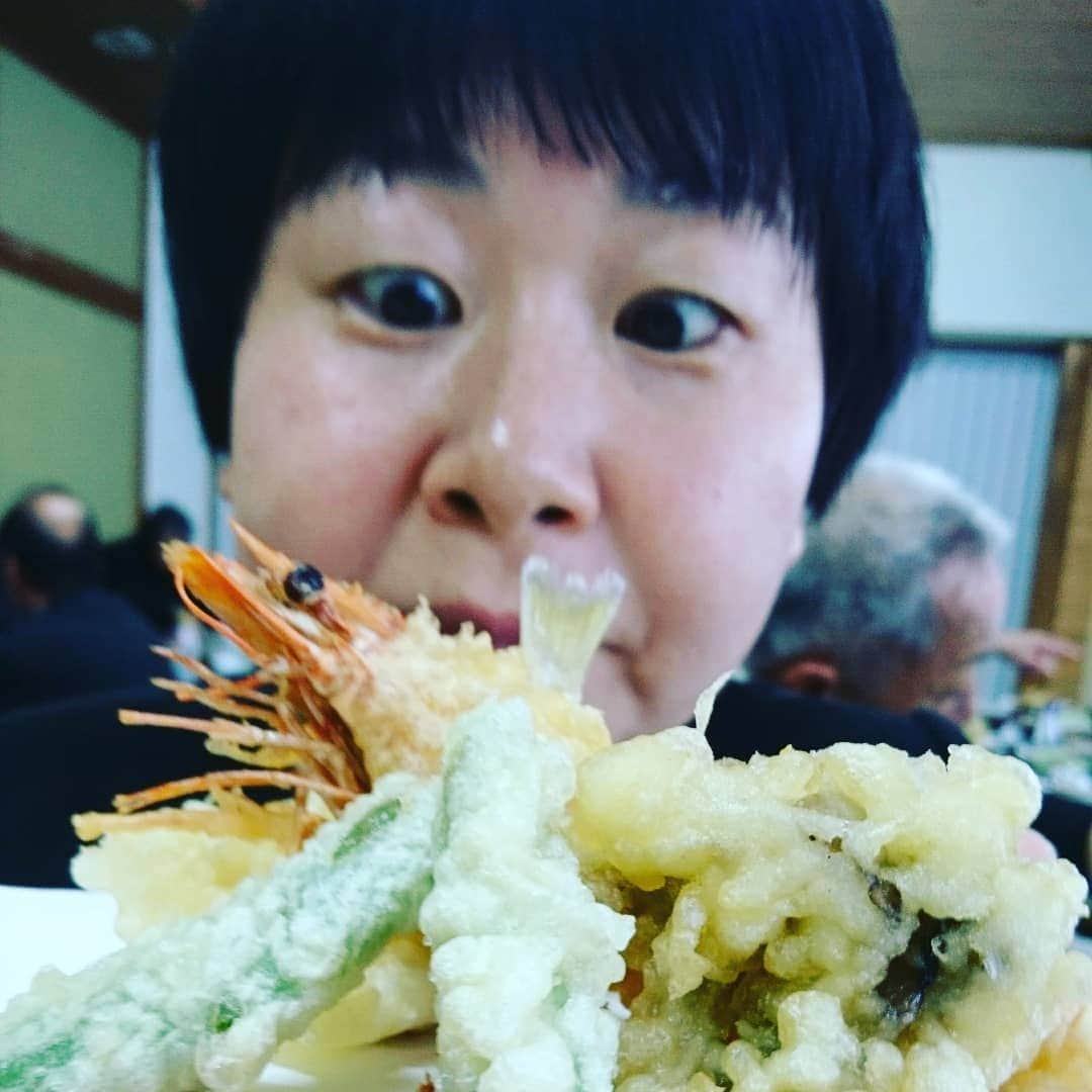 鈴木おさむさんのインスタグラム写真 - (鈴木おさむInstagram)「父の法要にて。一年前に食べた激うまの海老天登場に、妻の顔つきも変わる！」2月19日 9時39分 - osamuchan_suzuki