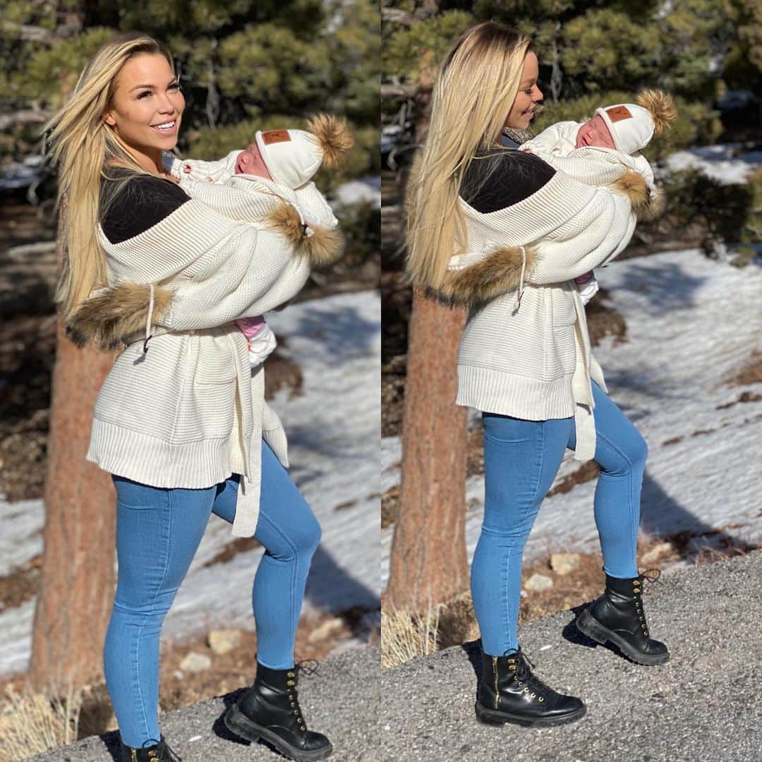 Lauren Drain Kaganさんのインスタグラム写真 - (Lauren Drain KaganInstagram)「My babygirl is 7 weeks old already and I swear getting a photo of the both of us has been impossible lol. She’s always eating or sleeping  or wanting stimulation 😂. Finally got a couple so I had to share! Couldn’t decide, left or right?!! We’re wearing matching faux fur sweaters by @linebiagio 🥰❤️🤱🏼」2月19日 9時47分 - laurendrainfit