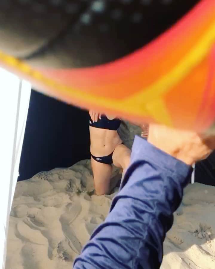 エイプリル・ロスのインスタグラム：「Look alive @troyfield_beach! 👀👀😬😂😂 (thanks @caseypatt for being such a content capturing 🧙🏼‍♂️) ⠀⠀ Probably my favorite @AVPbeach Media Day to date! I laughed, I cried, and the sand shots were SUPER efficient 🤣🙌🏼 ⠀⠀ I was asked to reflect a lot today on why I love this sport and you’ll have to tune in 📺 for the answers (they might be different than you would expect) but feeling super grateful to be going into my 17th professional volleyball season & 14th on the sand! 🏖🏐🎉 #AVP2020」