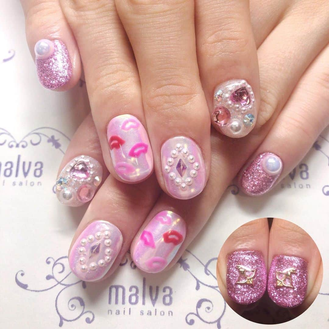 nailsalon malva（ネイルサロンマルヴァ）さんのインスタグラム写真 - (nailsalon malva（ネイルサロンマルヴァ）Instagram)「【キラキラアート068】❤︎⠀ ⠀ ラブリーなモチーフいっぱいのアート♪⠀ リップ柄は手描きです💓⠀ 思いっきりかわいいイメージにしたい方に❤︎⠀ ⠀ ⠀ 𝐬𝐰𝐢𝐩𝐞で動画もご覧ください☺︎⠀ ⠀ ❄︎ .·˖❄︎⋆⋆｡˚ ❄︎* .·˖⡱❄︎｡⋆｡˚❄︎ .·˖❄︎⠀ ⠀ ♥ 𝐧𝐚𝐢𝐥 𝐬𝐚𝐥𝐨𝐧 𝐦𝐚𝐥𝐯𝐚 ♥⠀ ⠀ ⠀ ご予約はLINEから⠀ LINE ID→《@malvaで検索🔍》⠀ ⠀ キャンペーンネイル・料金表は⠀ HPからご覧ください✯*･ :.｡⠀ ▶︎http://www.malvanail.com/sp/⠀ ⠀  #malva#nailsalonmalva#ネイル#nail#nailart#naildesign#nailstagram#beautysalonmalva#gel#ジェルネイル#ネイルデザイン#ハートネイル#ネイルサロン#ネイルチップ#ネイル動画#malvaネイル#お洒落ネイル#ネイリスト募集#ちび爪#fashion#春ネイル#네일#젤네일#甲油#指甲#beauty#エニシーグローパック正規取扱店#エニシーグローパック#リアムール正規取扱店#エキスパートローション」2月19日 10時07分 - malva_nail