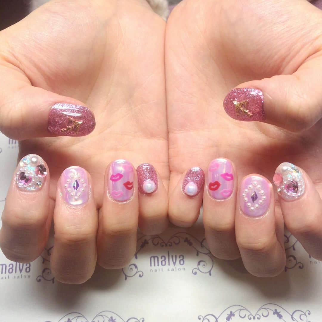 nailsalon malva（ネイルサロンマルヴァ）さんのインスタグラム写真 - (nailsalon malva（ネイルサロンマルヴァ）Instagram)「【キラキラアート068】❤︎⠀ ⠀ ラブリーなモチーフいっぱいのアート♪⠀ リップ柄は手描きです💓⠀ 思いっきりかわいいイメージにしたい方に❤︎⠀ ⠀ ⠀ 𝐬𝐰𝐢𝐩𝐞で動画もご覧ください☺︎⠀ ⠀ ❄︎ .·˖❄︎⋆⋆｡˚ ❄︎* .·˖⡱❄︎｡⋆｡˚❄︎ .·˖❄︎⠀ ⠀ ♥ 𝐧𝐚𝐢𝐥 𝐬𝐚𝐥𝐨𝐧 𝐦𝐚𝐥𝐯𝐚 ♥⠀ ⠀ ⠀ ご予約はLINEから⠀ LINE ID→《@malvaで検索🔍》⠀ ⠀ キャンペーンネイル・料金表は⠀ HPからご覧ください✯*･ :.｡⠀ ▶︎http://www.malvanail.com/sp/⠀ ⠀  #malva#nailsalonmalva#ネイル#nail#nailart#naildesign#nailstagram#beautysalonmalva#gel#ジェルネイル#ネイルデザイン#ハートネイル#ネイルサロン#ネイルチップ#ネイル動画#malvaネイル#お洒落ネイル#ネイリスト募集#ちび爪#fashion#春ネイル#네일#젤네일#甲油#指甲#beauty#エニシーグローパック正規取扱店#エニシーグローパック#リアムール正規取扱店#エキスパートローション」2月19日 10時07分 - malva_nail