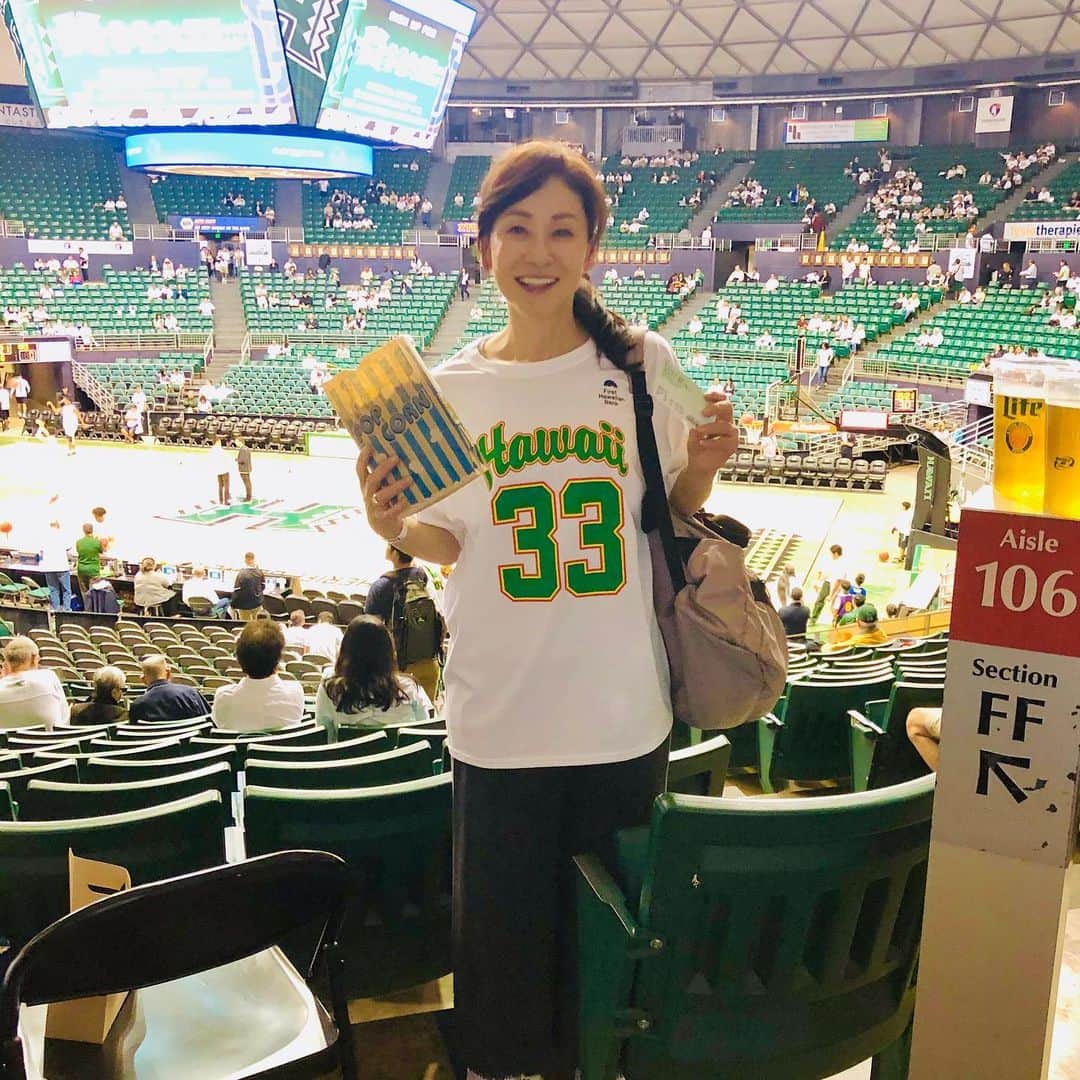 金田久美子のインスタグラム：「ハワイ大学のバスケの試合で日本のチアチームがパフォーマンスできることになり応援へ❗️ 大成功〜✨ #ハワイ大学  #ハワイ大学チアリーディング」