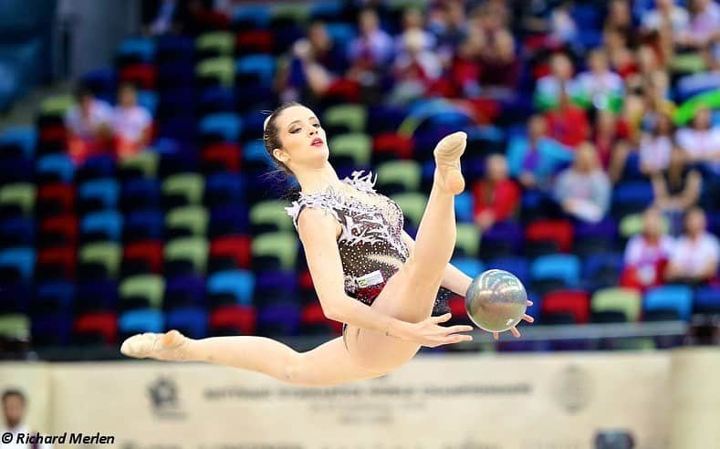 ナターリア・ガウジオのインスタグラム：「Saudades da adrenalina da competição... Ansiosa para dar início a essa temporada cheia de novidades e desafios!! 🔜🙏🏻✨😍🤸🏼‍♀️💪🏻❤️ #rhythmicgymnastics #love #jump #flexibility #ball #gymnast #competition #focus」