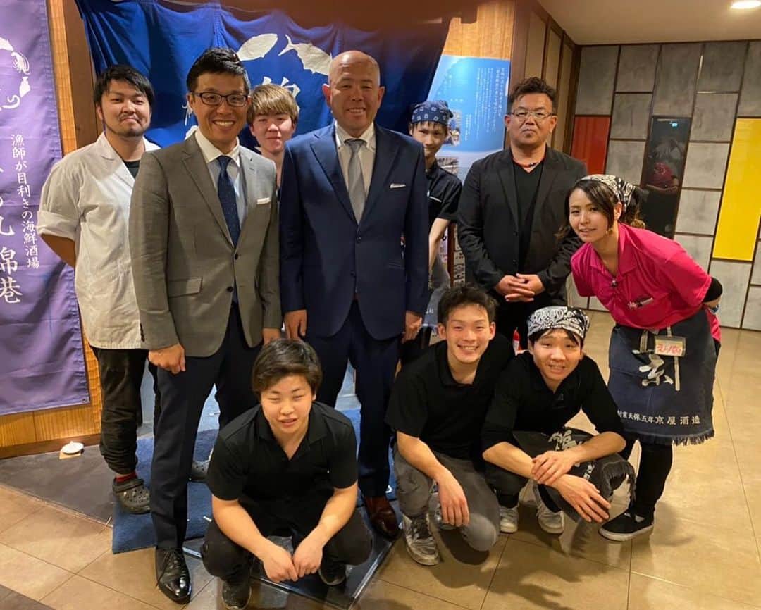 小田幸平のインスタグラム：「先日トークショーをやひろ丸錦港で開催しました❗️MCは名古屋の天才お喋りメガネこと、若狭敬一さんにお願いしました🤲沢山の人が集まってくださって本当にありがとうございました😊スタッフのみんなとパシャ📷#トークショー#やひろ丸錦港#名古屋#若狭敬一#中日ドラゴンズ#読売ジャイアンツ#愛媛マンダリンパイレーツ#楽しかった」