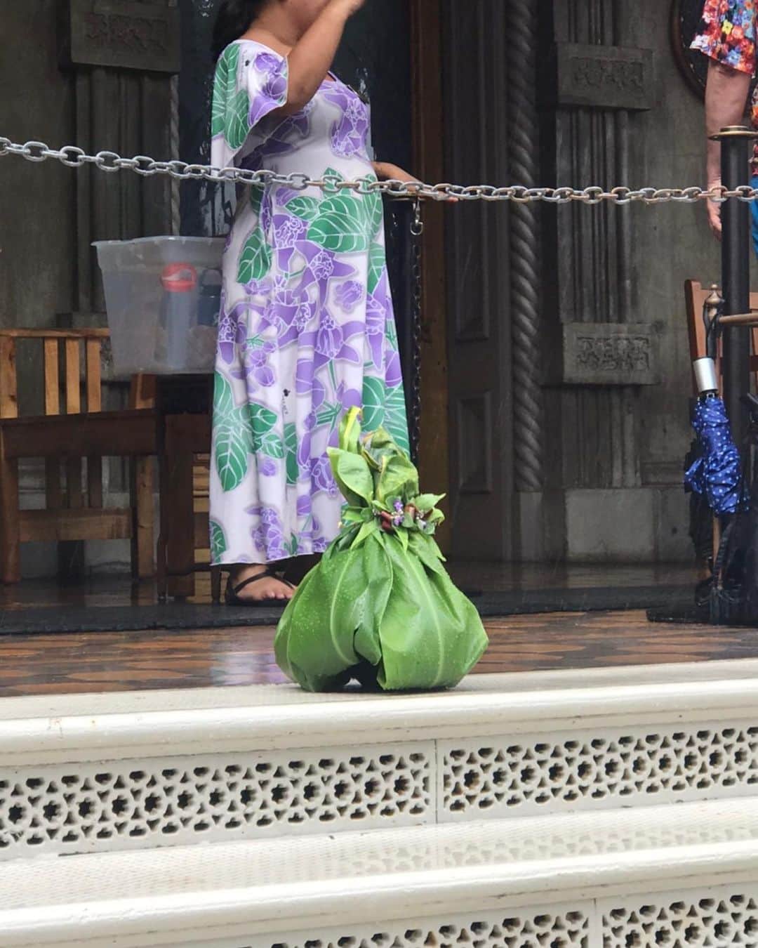 キャシー中島さんのインスタグラム写真 - (キャシー中島Instagram)「*﻿ スタッフと一緒に#イオラニ宮殿 に来ました。　﻿ 雨が降ったりやんだりでせっかくブローした髪が﻿ クリンクリンになっちゃいました👩‍🦱﻿ ﻿ 歴史の勉強に来たカメハメハスクールの子供たちがお供え物を葉で包んで持ってきていました。﻿ ハワイらしい贈り物ですね！﻿ カラカウア王が作り最後の王リリオカラニが幽閉されたイオラニ宮殿はとても美しい宮殿です。﻿ スタッフや講師に中に入っていろいろな勉強をしてもらいました。﻿ ﻿ パパはこの大きな木がとても気に入ったようです。﻿ 🌲﻿ キルトのデザインにもするこのシンボルマーク。﻿ とても美しいマークです﻿ ﻿ #キャシー 中島﻿ #キャシーマム﻿ #kathynakajima#kathymom﻿ #ハワイ#夫婦#夫婦旅﻿ #勝野パパ#﻿iolanipalace ﻿#hawaii」2月19日 10時34分 - official_kathynakajima