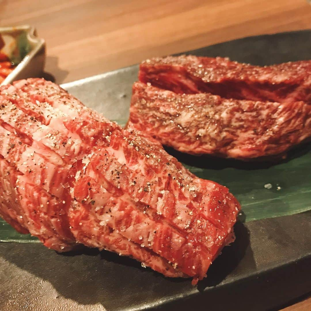 荒井つかささんのインスタグラム写真 - (荒井つかさInstagram)「焼肉でフランベ！？ トリュフ盛りだくさんで美味しかった🤤🤤♡ . . そしてドアが1枚板なの、 すごくない！？😂 . . . #荒井つかさ #大阪 #北新地 #北新地はらみ #トリュフ #焼肉 #美味しいもの大好き #焼肉大好き」2月19日 10時29分 - 22tuttu_