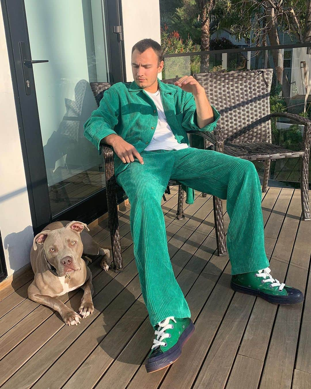 ブランドン・トーマス・リーのインスタグラム：「Just a normal day on the porch. In my normal porch outfit.」