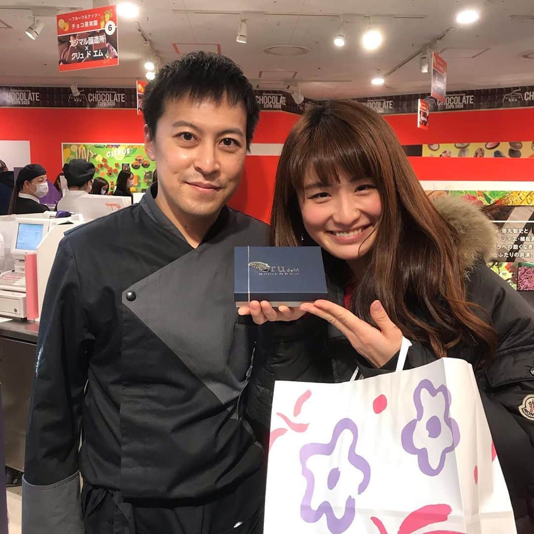 のインスタグラム：「＊ とっても遅くなってしまったのですが…💦💦 今年も梅田阪急催事の、チョコレート博覧会へ行ってまいりましたっ♡ . 自分が退団後、働いていた時に向かいのお店にいらしてその頃からチョコチョコお世話になっている植松さん。 バレンタイン限定で、 #エクチュア さんとは別で、　#crudem (クリュードM)というお店を出されており、フジマル醸造所さんとコラボされているのですっ！！ それが毎年絶品で…お酒に弱い私でも、最高に楽しめるんですっ♡ 真央さんもイケメンで、いつも優しく出迎えてくださり、感謝しかないです😆🙌🏻🙌🏻 . ぜひまた本店さんの方へも伺いたいです！ 素敵な時間を、ありがとうございましたっ🍫」