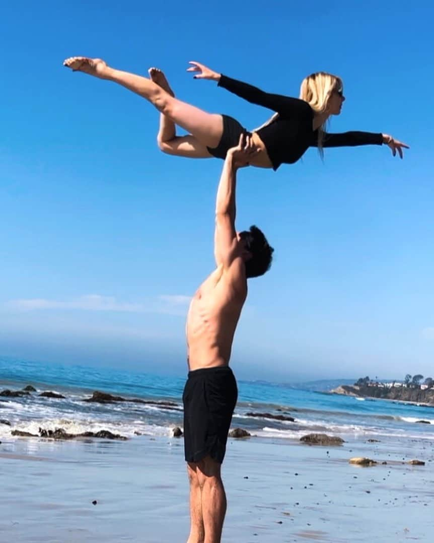 クリス・クニエリムのインスタグラム：「It’s always so refreshing with the sunshine and water. Company isn’t bad either. @alexa_knierim #beach #mywife ☀️🌊」