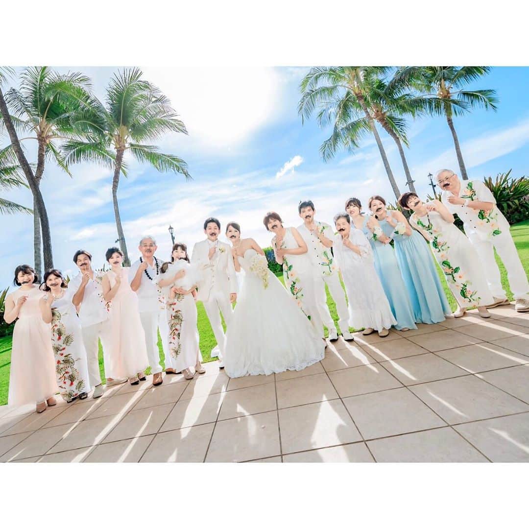 武田華奈さんのインスタグラム写真 - (武田華奈Instagram)「. ハワイでの結婚式のデータをもらいました🌴♡ プロのカメラマンが3ショットを撮ってくださいました。 . 予報では天気があまり良くなかったのですが写真のタイミングではばっちり☀︎ 雨のあとでなお緑が映えていました🌴 フラワーシャワーのときに 「花びらを高く放れば放るほど新郎新婦が幸せになると言われるんですよ〜♡」 とスタッフの方の案内が。 張り切ってこれでもかと天に向かって垂直に上げる腕がばっちり写っていました。 新婦につっこまれて気がつきました、お上品に投げたつもりでしたが恥ずかしい🤣 幸せになってね𓆸 . 写真を見るだけでその時間が蘇ってきます…残しておくことは大事ですね𓇼𓇼.。」2月19日 10時40分 - kana_takeda.19