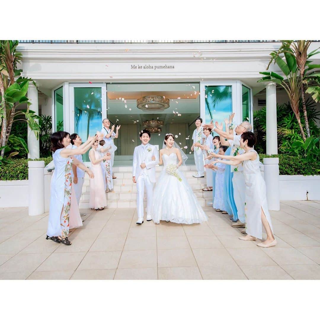 武田華奈さんのインスタグラム写真 - (武田華奈Instagram)「. ハワイでの結婚式のデータをもらいました🌴♡ プロのカメラマンが3ショットを撮ってくださいました。 . 予報では天気があまり良くなかったのですが写真のタイミングではばっちり☀︎ 雨のあとでなお緑が映えていました🌴 フラワーシャワーのときに 「花びらを高く放れば放るほど新郎新婦が幸せになると言われるんですよ〜♡」 とスタッフの方の案内が。 張り切ってこれでもかと天に向かって垂直に上げる腕がばっちり写っていました。 新婦につっこまれて気がつきました、お上品に投げたつもりでしたが恥ずかしい🤣 幸せになってね𓆸 . 写真を見るだけでその時間が蘇ってきます…残しておくことは大事ですね𓇼𓇼.。」2月19日 10時40分 - kana_takeda.19