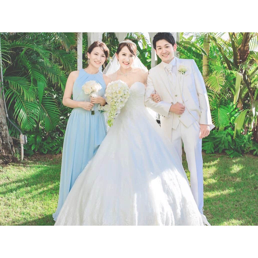 武田華奈のインスタグラム：「. ハワイでの結婚式のデータをもらいました🌴♡ プロのカメラマンが3ショットを撮ってくださいました。 . 予報では天気があまり良くなかったのですが写真のタイミングではばっちり☀︎ 雨のあとでなお緑が映えていました🌴 フラワーシャワーのときに 「花びらを高く放れば放るほど新郎新婦が幸せになると言われるんですよ〜♡」 とスタッフの方の案内が。 張り切ってこれでもかと天に向かって垂直に上げる腕がばっちり写っていました。 新婦につっこまれて気がつきました、お上品に投げたつもりでしたが恥ずかしい🤣 幸せになってね𓆸 . 写真を見るだけでその時間が蘇ってきます…残しておくことは大事ですね𓇼𓇼.。」