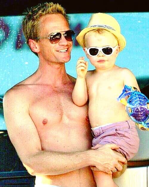のインスタグラム：「It's not Thursday, so I'll do a Throwback Tuesday instead! 💙 #neilpatrickharris #nph #tagsforlikes #actor #lovehim #handsome #myedit #twins #throwback #gideonscott #papa #awesome #legendary @nph 😘」
