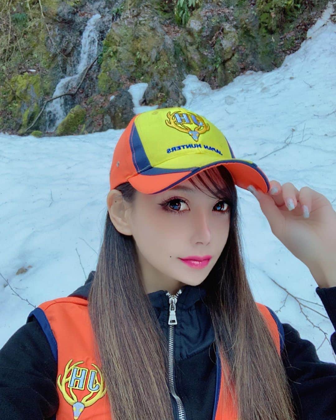のインスタグラム：「Hunting day 🦌🎶🦌🎶🦌 ﻿ ﻿ ビビリのサムは相変わらず遠くから吠えまくりですが笑、人懐っこくて好奇心旺盛ないっちゃん&くっちゃんがとっても可愛らしい❤️ ﻿ ﻿ やっと雪が降ったから動物さん達に逢えるかも❄️ ﻿ ﻿ #japan﻿ #日本﻿ #kyoto﻿ #京都﻿ #美山﻿ #hunting ﻿ #狩猟﻿ #hunter ﻿ #猟師﻿ #狩猟﻿ #雪﻿ #狩猟女子 ﻿ #狩猟犬 ﻿ #プロットハウンド ﻿ #plothound ﻿ #狩猟仲間 #ビジョビ」