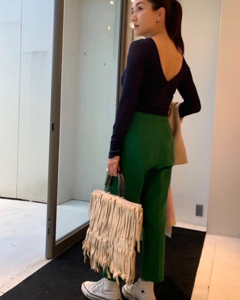 亀恭子のインスタグラム：「今期色違いで3枚購入した、 @knitbar_official のバックシャンなニット。 . . . 今日はnavyを。 ＋green,white . . 春が待ち遠しいなぁ . . today's… #fashion #ootd #kkstyle #tokyo #kamescloset #knit #knitbar #pants #drawer #coat #blamink #bag #bottegaveneta #shoes #converse #winter #february #springhascome」