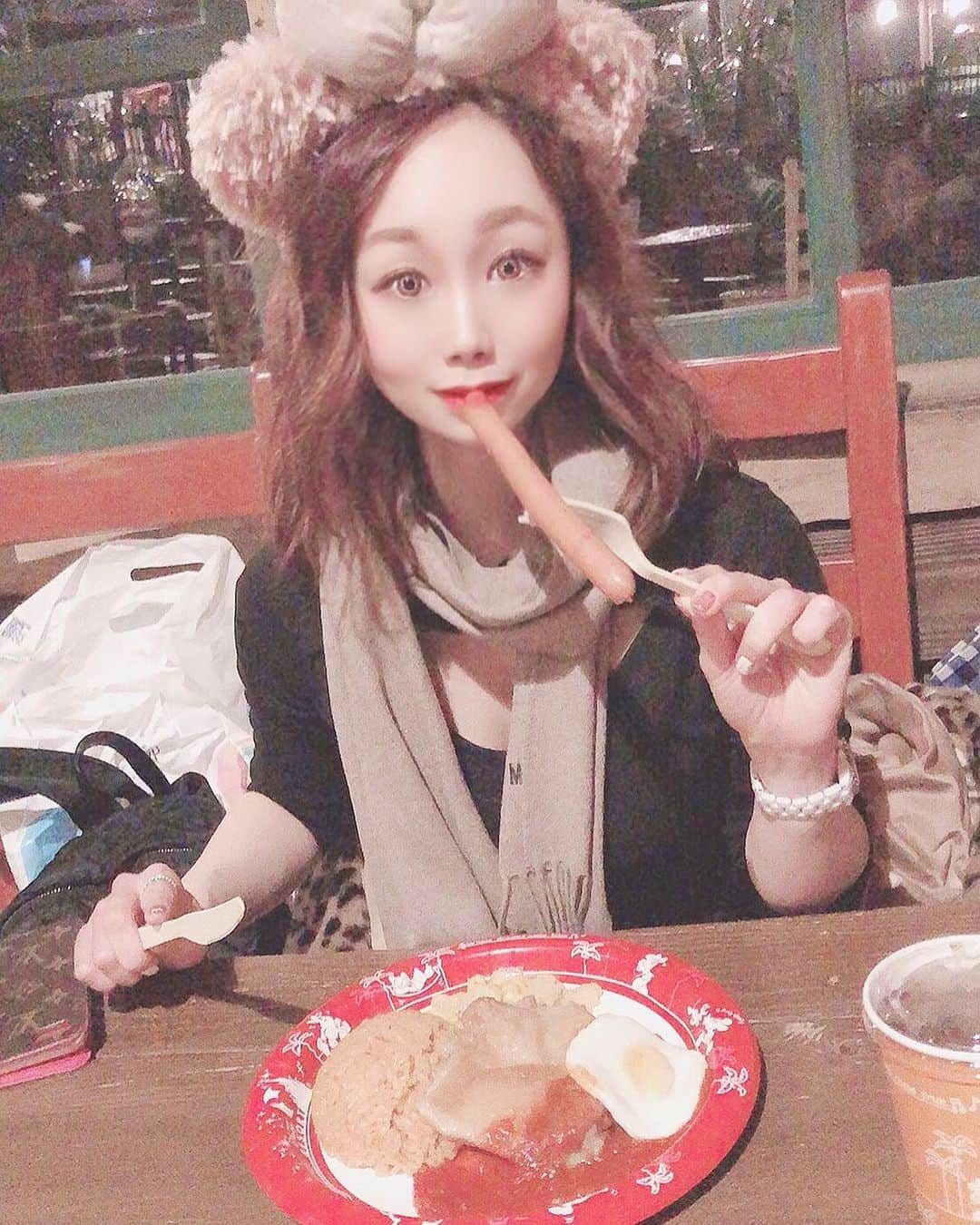 千咲まりさんのインスタグラム写真 - (千咲まりInstagram)「. もぐもぐ😊♥️ . 食べる時はカチューシャ外してたとか秘密です。 カチューシャを長時間してると頭が痛くなるんです～😭💧 . 買ったお土産の袋とかが散乱してる。笑 #ディズニーシー #東京ディズニーシー  #東京ディズニーランド #千葉ねずみ海園  #TokyoDisneyland #TokyoDisneySea #도쿄디즈니랜드　#도쿄디즈니씨  #Jakke #モスキーノ  #ミラーレス一眼  #浦安  ﾟ＊.｡.＊ﾟ＊.｡.＊ﾟ＊.｡.＊ﾟ＊.｡.＊ﾟ #天然ましゅまろgカップ #天然ましゅまろおっぱい #千咲まり  #被写体 #被写体募集  #カメラマン募集  #撮影会モデル  #大食い #グラビアアイドル #グラビアタレント #インフルエンサー #事務所探し中  #1mmでもいいなと思ったらいいね #フォローミー  #お仕事のご依頼お待ちしております  #コメントは全て返信します #いいね返し」2月19日 22時14分 - marilyn_ooguikoakuma