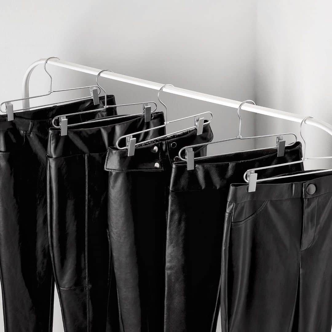 CALZEDONIAさんのインスタグラム写真 - (CALZEDONIAInstagram)「Leather leggings ... raw cut trim, waist detail, flare or thermal: choose yours! #Calzedonia #ItalianLegwear #Leggings」2月19日 22時06分 - calzedonia