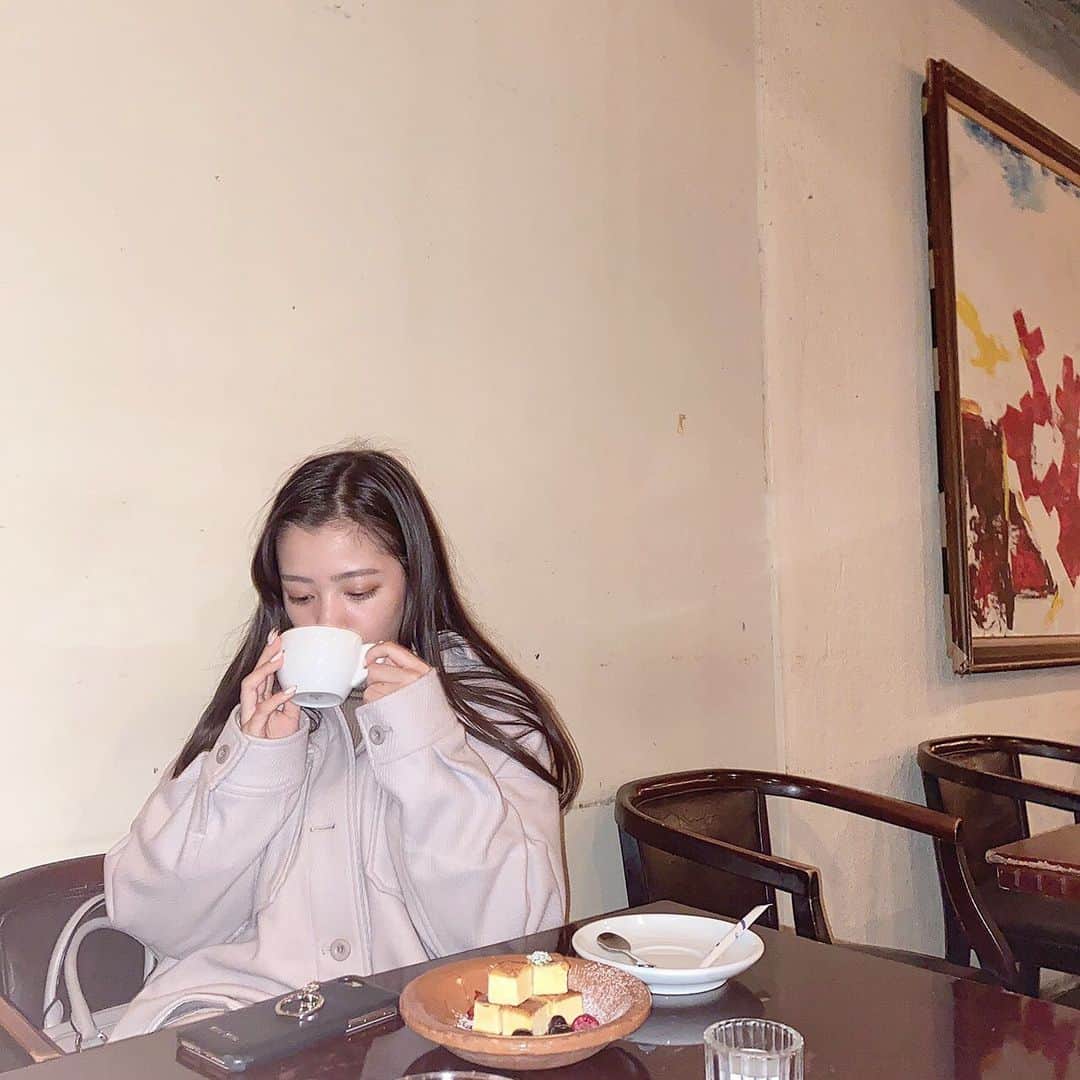 中嶋桃花さんのインスタグラム写真 - (中嶋桃花Instagram)「カフェでまったりする時間が大好きなんです☺️ 暗めの室内でソファーとかあったらもう最強。  苦いコーヒーも飲めるようになりたいお年頃☕️」2月19日 22時07分 - momoka_nakajima