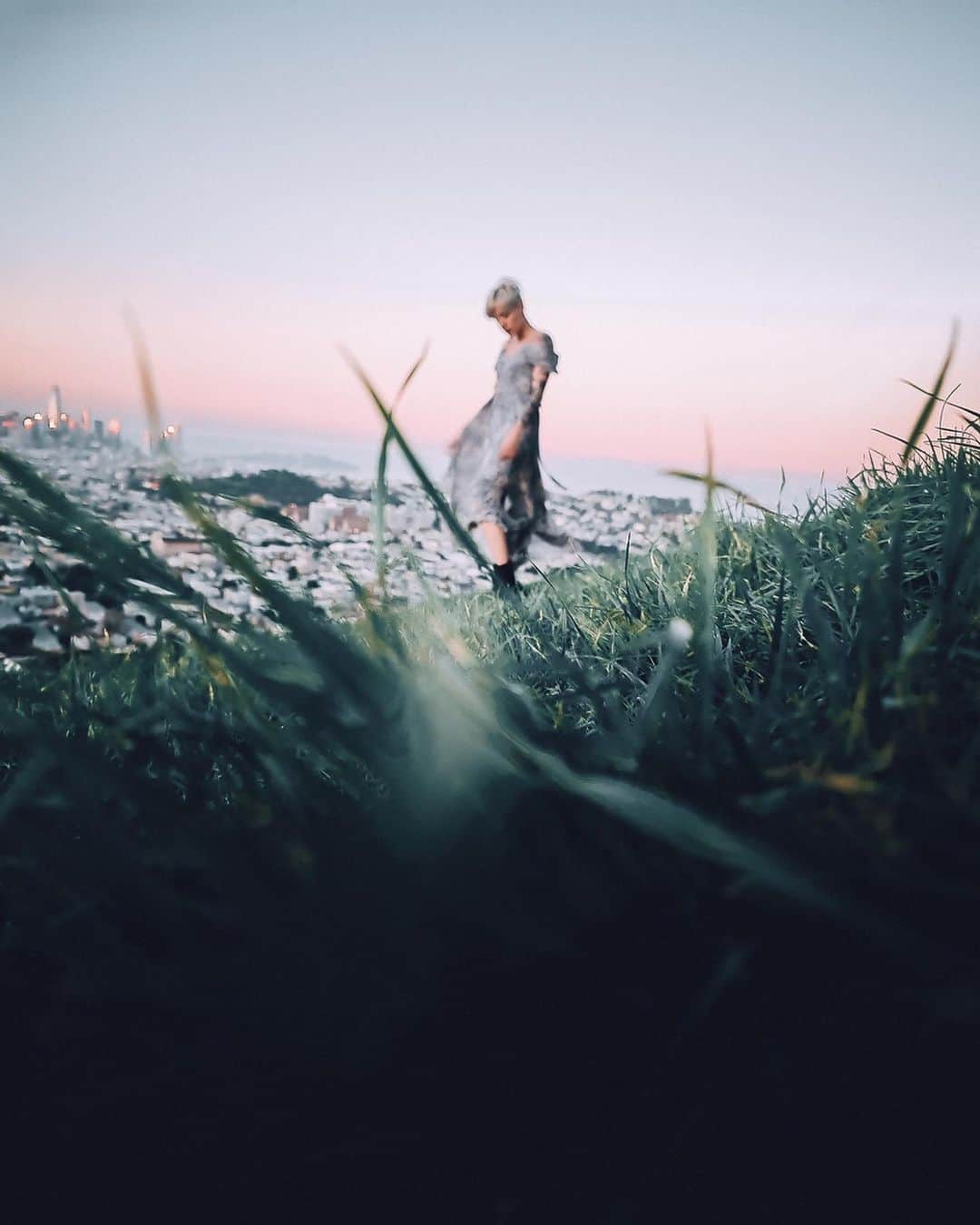 Thomas Kakarekoのインスタグラム：「make the most of this chance golden hour portrait shoot with my friend @liz_b, probably some of my favorite moments of the whole SF trip. I was happy to be able to capture these in 8k on my #GalaxyS20 Ultra. swipe for the video and let me know what you think.  #sanfrancisco #SamsungSnapshooter #SamsungDeutschland #withGalaxy #TeamGalaxy」