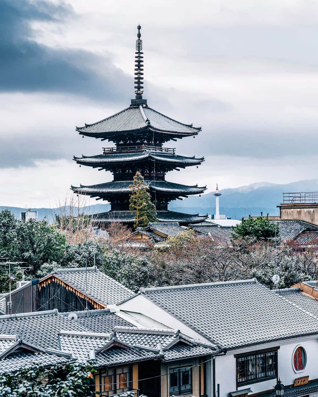 京都いいとこフォトのインスタグラム：「. 冬の町並み。 奥には京都タワーもちょこんと見えています。 . Winter townscape and Yasaka pagoda. You can also see Kyoto Tower in the distance. . .  Date : 2020.2.18 Location : #八坂の塔 #Yasakapagoda Photo : @hino0117 .」