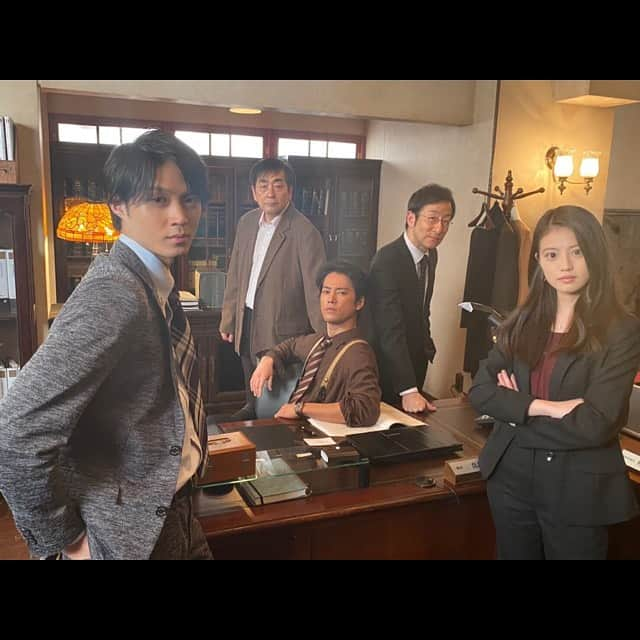 今田美桜さんのインスタグラム写真 - (今田美桜Instagram)「みんなで検事室お借りして カッコつけました。 そして手にのせてみました。🤚 明日6話です☺︎」2月19日 20時39分 - imada_mio