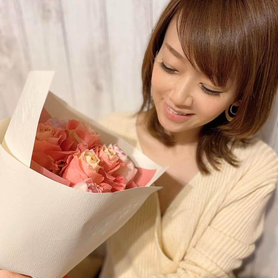 岡部玲子さんのインスタグラム写真 - (岡部玲子Instagram)「2月19日は結婚記念日🤵👰 2020年、10回目の結婚記念日です😁 スイートテン💍ってやつですな😁 義理の父が決めた入籍日、元々何かの記念日でもないなんでもない日なので、毎年私は忘れてしまうんですが🤣主人は忘れることなく(今年は私も忘れませんでしたが😁)感謝の言葉を口にしてくれます✨ 今年は私の大好きなお花屋さんでピンクの花束を買ってきてくれました☺️✨ ピンクの薔薇の花言葉が「感謝」 チューリップの花言葉「敬愛」 これからもお互い感謝の気持ちを持って歩んでいかないとですね☺️ 今日はすこぶる体調が悪くて一日中どんよりでしたが、とても可愛いお花に癒されました✨ 電撃結婚すぎて3年ももたないと言われていましたが🤣10年‼️ これからも笑いがいっぱいの我が家にするぞーっ💪 息子も今朝「おめでとう‼️」と言ってくれました☺️ それに加えて「パパ花束とか買うの？」 サプライズ好きな主人は「おーい💦言うなよ💦」状態だったと思いますが🤣  #岡部玲子 #子育て　#主婦　#アラフォーママ　#タレント　#レポーター　#40代　#40歳　#キャスター　#アナウンサー　#女子アナ　#フリーアナウンサー　#競馬　#競馬キャスター　#元アイドル　#結婚記念日　#10年　#スイートテン　#あっという間　#笑顔で　#いっぱい笑おう　＃親友みたい　#mama #talent #reporter #instagood #f4f #weddinganniversary #10thanniversary #sweeten #flower」2月19日 20時39分 - reiko_okabe