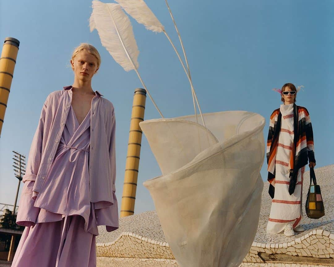 Loeweさんのインスタグラム写真 - (LoeweInstagram)「'The Odyssey' is our second collaboration with photographer Tyler Mitchell, who captures the LOEWE nomads in looks of long striped jumpers and tunics for our Spring Summer 2020 Men's publication.  Brooches of marabou feathers also appear enlarged as sculptures in a surreal play with scale.  The collection is available in store and on loewe.com  Creative Direction @Jonathan.Anderson and @MMparisdotcom Photography @TylersPhotos Styling @BenjaminBruno_ Casting @AshleyBrokaw  #LOEWE #LOEWESS20 #TylerMitchell」2月19日 20時43分 - loewe
