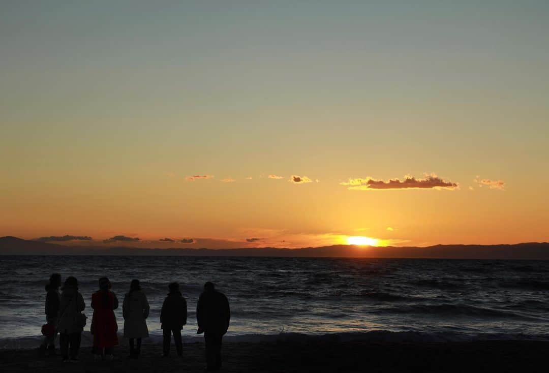 葉山町さんのインスタグラム写真 - (葉山町Instagram)「- 夕方の宝石  #葉山歩き #葉山 #hayama #japan #japantrip #森戸海岸 #海岸 #海 #sea #夕日 #夕方 #オレンジ #orange #宝石 #ジュエリー #jewelry #6人 #six 葉山で夕日 #誰と見る？ #冬の夕日 は格別だね #これで明日も一日頑張れそう #今日もおつかれさまでした」2月19日 20時44分 - hayama_official