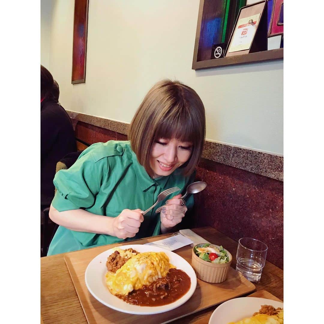 奥村愛子のインスタグラム：「* ハヤシとキーマのあいがけ とろとろたまご乗せ しあわせ〜」