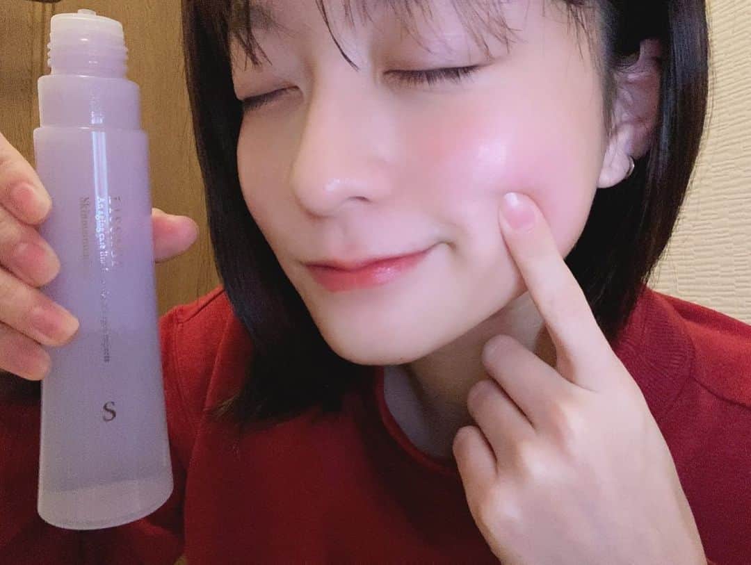 renさんのインスタグラム写真 - (renInstagram)「・ ・ 肌がゆらぎがちな時に使うアイテムのご紹介。 時期的に寒暖差などで肌の状態が悪かったり、 そういう時って普段のスキンケアが肌に合わなくなることが多いのが悩み。 ___ 私は季節の変わり目に肌のゆらぎを感じることがあるけど、 みんなはどうかな…？ そんな時って何を使うか毎回迷うんだけど そんな時におすすめのアイテムを頂きました◎ それが、リサージのスキンメインテナイザーSっていう 化粧水と乳液の充実感が1本になった化粧液というもの。 こういう1本でスキンケアが完了するものって普段あんまり使わないのだけど、 これは軽い感じなのに、肌に心地よくなじんで、おだやかでマイルドな感じが良かった! ___ スキンメインテナイザーって全部で14種類あるらしいのだけど、 これは季節や環境の変化でゆらぎがちな肌に向けた1本。 1本で簡単にケア出来るから、普段のスキンケアとは別に置いておいてもいいよね。場所も取らないし◎ 肌がゆらぎがちな時にも使えるアイテムっていうだけあって、心地よく使えたよ☺︎ #これからもスキンケア頑張ろう ____ ちなみに、今リサージの公式アカウント( @lissage_official )をフォローして、 該当の投稿にいいねを押すとスキメンSがもらえるという プレゼントキャンペーンを実施しているようなので、ぜひ参加してみてねん。 肌がゆらぎがちな時は、とりあえずこれ使います◎ #pr #リサージ #スキンメインテナイザーS #隠れゆらぎがち肌#常備化粧液#スキンケア ・ ・」2月19日 20時47分 - _reeen_