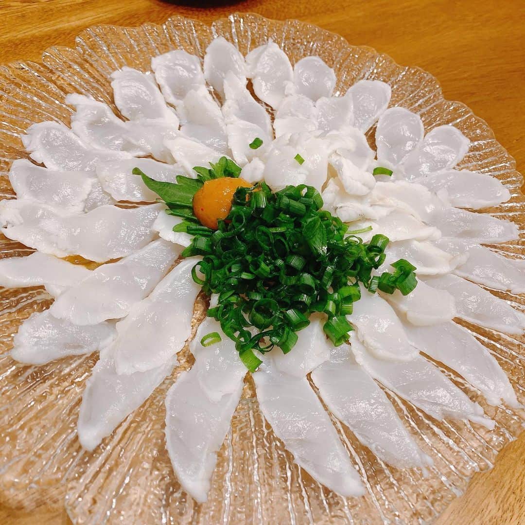 金子貴俊のインスタグラム：「#フグの薄造り #ちょっと厚め #自分で釣ったフグで刺身 #最高」