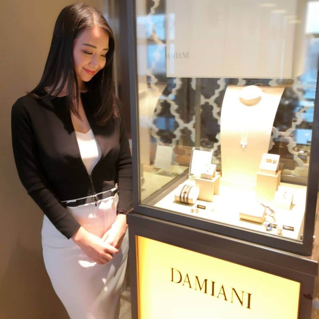 Miyu Toyonagaのインスタグラム：「💎Stop by to experience beautiful the @damianiofficial  collaboration menu at @shangrila_tokyo  Thank you for the invite  Marketing Team ✨  イタリアを代表するハイジュエラー「ダミアーニ」はブランドの95周年を記念し、シャングリ・ラ ホテル 東京のシグネチャーレストラン「ピャチェーレ」にてコラボレーションメニューを堪能してきました。 - - 「ピャチェーレ」は初めてお伺いしましたがイタリアをモチーフとしたデザイン、インテリアでダミアーニのイタリアらしい明るく華やかなジュエリーの世界感が出てました💎💖 - -  ああ、ダミアーニのジュエリーほしくなってしまった💦😍 このコラボレーショメニューが楽しめるのは3月31日までなのでお近くの際は是非🙏」