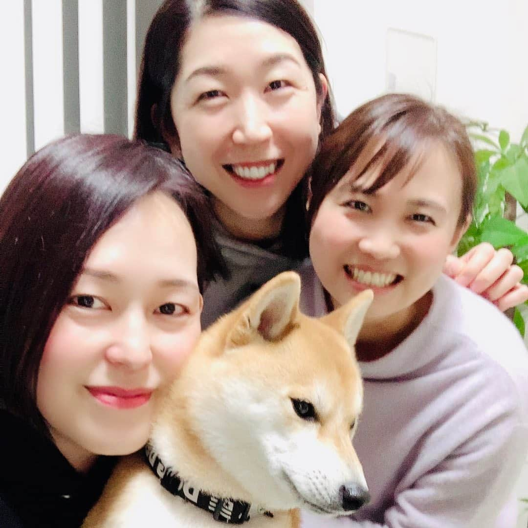 大山加奈さんのインスタグラム写真 - (大山加奈Instagram)「. . えりかとさやかちゃんが 我が家に遊びにきてくれました😊💓 . . 短い時間だったけど あいかわらずのマシンガントークで とても濃い時間に‼︎‼︎笑。 もっと色々話したかったなーーー‼︎‼︎ . . それぞれのフィールドで 輝いている同級生たち‼︎ 元気と刺激をたくさんもらった 貴重な時間となりました‼︎‼︎ . . わたしもがんばるぞっ‼︎‼︎‼︎ . . #荒木絵里香 #平野早矢香 #同級生 #同い年のアスリート #同い年のお友達  #84年生まれ」2月19日 20時57分 - kanaoyama0619