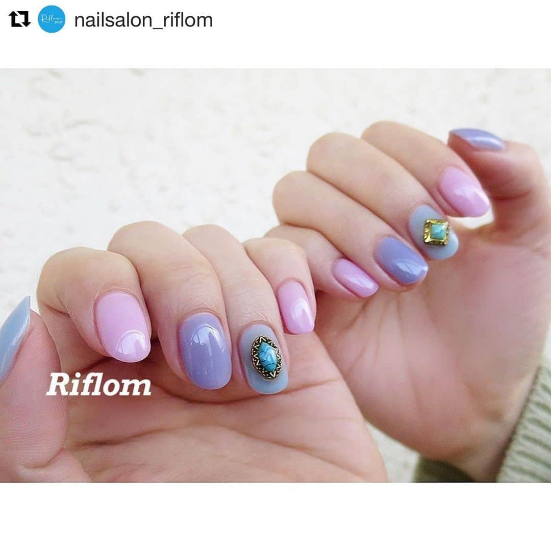 LEAFGEL PREMIUMさんのインスタグラム写真 - (LEAFGEL PREMIUMInstagram)「エデュケーターの坂下先生 @nailsalon_riflom のヴィンテージシアーカラー3色使いのデザイン💕💕 ピンク:#451 アネモネ・ミスト パープル:#452 フリージア・ミスト ブルー:#453 ブルーベル・ミスト #Repost @nailsalon_riflom with @get_repost ・・・ かわいいシアーな色分けネイル💗 @leafgel_premium のヴィンテージシアーシリーズ451.452.453🥰 －－－－－ ただ今ご新規のお客様のご予約をSTOPさせていただいております ーーーーー 吉祥寺駅徒歩2分 お客様おひとりの寛げる空間 丁寧な施術で長持ち&お爪への負担を最小限に、そしてお気に入りのデザインになるようご提供させていただきます ‎٭ @risa0104_ 10:00〜21:00(最終受付19:30) 完全予約制 女性専用 不定休 LINE→→@IOI0938X(@も含めIDとなります) ‎٭ #nail#nails#nailart#gelnail#Riflom#nailstagram#instanails#naildesign#美甲#leafgelpremium#リーフジェルプレミアム#爪肌育成アドバイザー#ネイル#吉祥寺#吉祥寺ネイルサロン#プライベートネイルサロン#ジェルネイル#リフロム#冬ネイル#ワンカラーネイル#シンプルネイル#春ネイル」2月19日 20時58分 - leafgel_premium