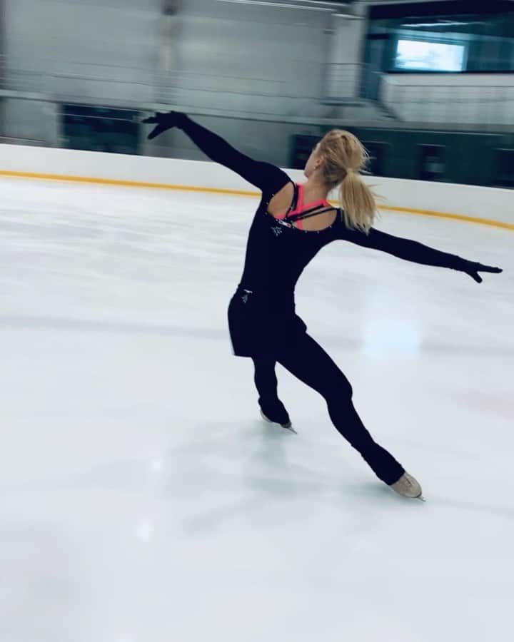 エリスカ・ブレジノワのインスタグラム：「Stretching ⛸ #chiquesquad #karismasportswear」