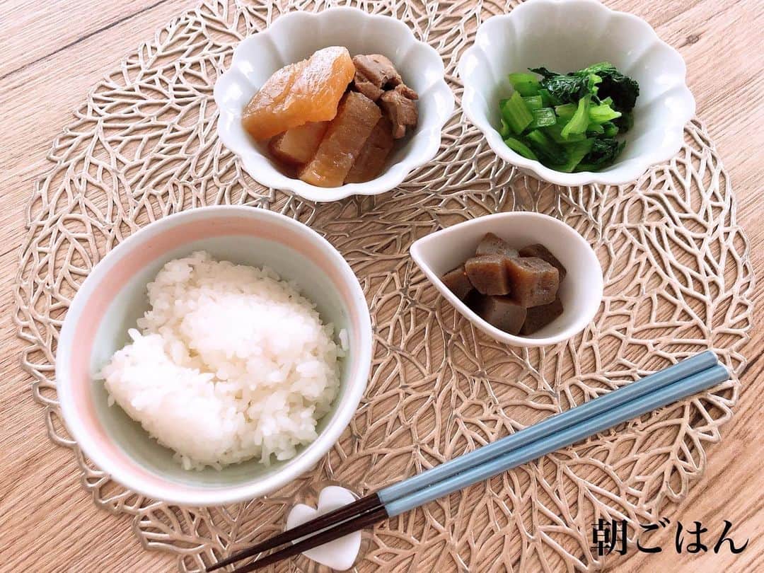 西村紗也香さんのインスタグラム写真 - (西村紗也香Instagram)「.﻿ #きょうのさやかごはん﻿ 2/14﻿ #朝ごはん﻿ 写真にはないですが、、﻿ 卵かけご飯にしました笑﻿ ﻿ ﻿ #昼ごはん﻿ 鶏ごぼう焼きおむすび🍙﻿ ﻿ ﻿ #間食﻿ ダロワイヨのサブレプチ♡﻿ バターだ作っているので﻿ 美味しく食べられる😋﻿ ﻿ ﻿ #夜ごはん﻿ 野菜、きのこ類、こんにゃく﻿ の低カロリー食品でボリュームアップです👍🏻‼️﻿ ﻿ ﻿ #間食﻿ バレンタインと無縁の私は﻿ 誰かにあげることもなく…﻿ ご褒美チョコにも興味がなく…﻿ (チョコは食べたい時に食べればよいもの笑)﻿ ﻿ なーんにもない1日でしたが﻿ 母からチョコをもらい🍫﻿ 嬉しいバレンタインでした(〃ω〃)﻿ ﻿ 甘すぎるものは苦手なので﻿ ダークチョコ💕💕﻿ ﻿ ﻿ 今は、チョコ中毒なほどではないので﻿ 無くても生きていけますが…﻿ ﻿ 糖質制限ダイエット中は、﻿ チョコ食べたいチョコ食べたいチョコ食べたい…﻿ と毎日頭をグルグルしていました。。笑﻿ ﻿ プロテインバーとかで﻿ チョコ味とかがありましたが、﻿ 「これなら食べていい！」﻿ 「ダイエット食だから有り！」﻿ と信じ込んでいたので﻿ やたら食べてました。。笑﻿ ﻿ ﻿ 今は一粒で大満足😍❤️﻿ ﻿ ﻿ ﻿ ﻿ ﻿ ﻿ ﻿ #栄養コンシェルジュ #ダイエット #便秘 #インスタダイエット #食べで痩せる #痩せる #痩せる習慣 #痩せる食べ方 #健康美 #美ボディ #ダイエット仲間と繋がりたい #ダイエット仲間募集」2月19日 20時59分 - _sayakanishimura_